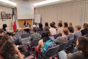 Dorothée  speaking in front of a group in a classroom